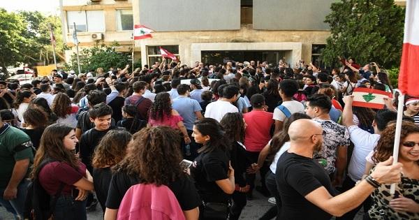 عشرات التلامذة تظاهروا أمام المركز التربوي في الدكوانة