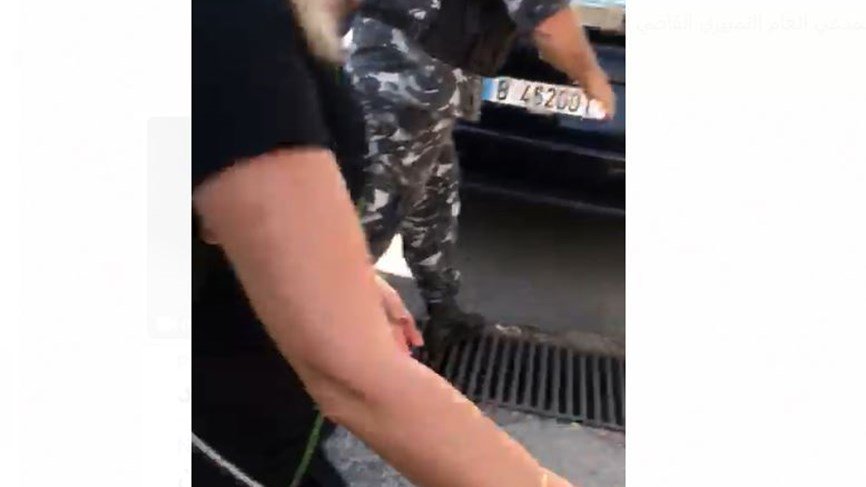 القاضي الذي تعرض بكلام ناب الى المتظاهرين هو عماد قبلان