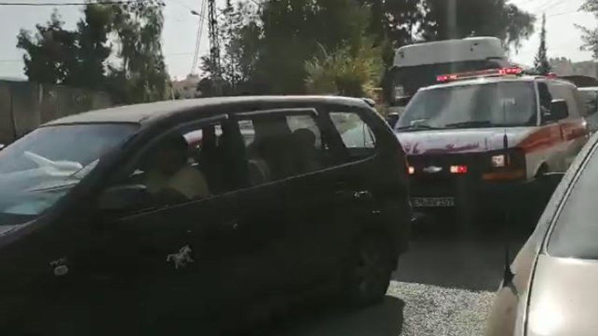 سيارة اسعاف عالقة في الطريق بمنطقة الناعمة ومناشدة للمحتجين لتسهيل مرورها