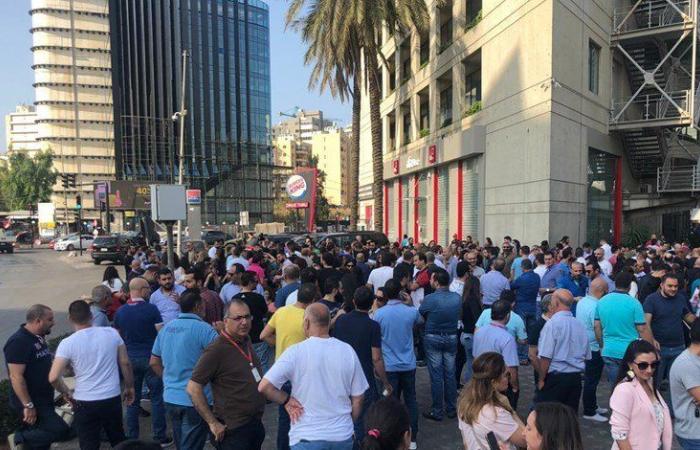 موظفو “alfa” و”touch” واصلوا اضرابهم