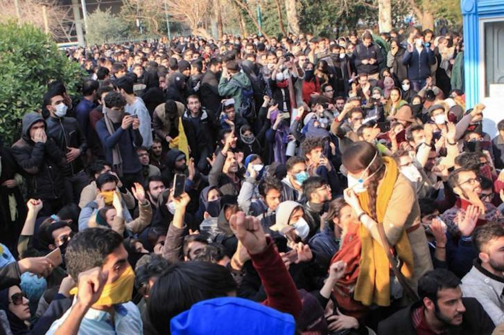 تظاهرات في إيران بعد زيادة كبيرة في أسعار الوقود