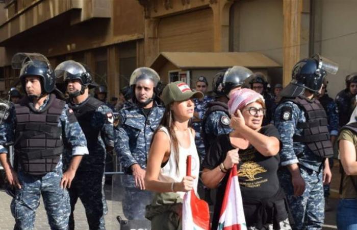 إعلامية لبنانية تشعل مواقع التواصل الاجتماعي بهذا التصرف مع طفلتها