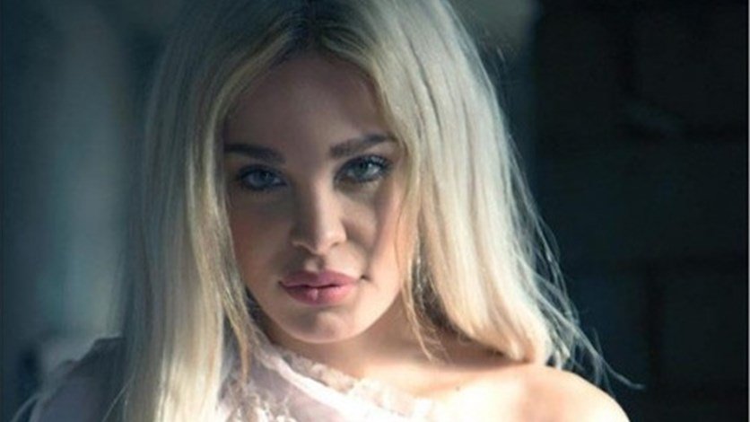 دومينيك حوراني تبكي في الكنيسة.. وأبكت الحضور برثائها لوالدها