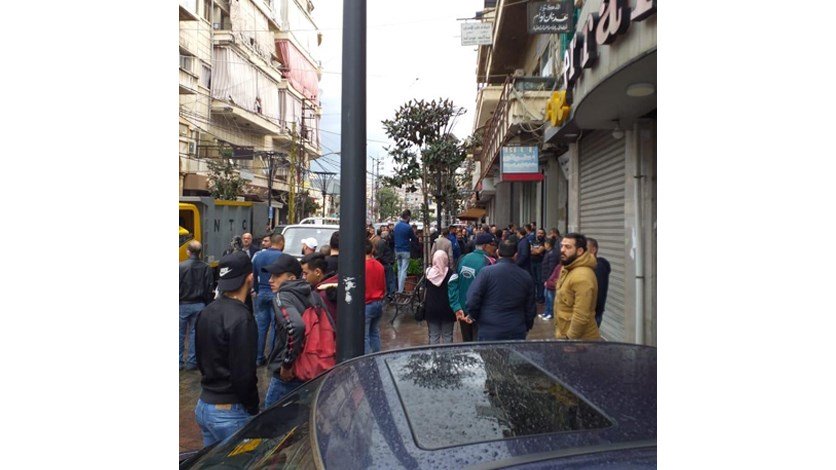 المحتجون أقفلوا عددا من المرافق في صيدا