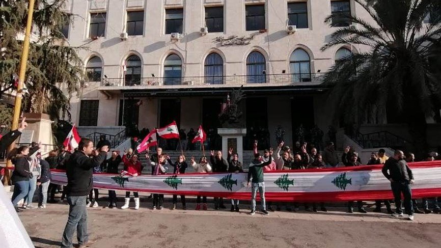 المحتجون أقفلوا مدخل سراي زحلة بعلم كبير