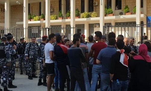 محتجون حاولوا الدخول الى سرايا حلبا مطالبين باستقالة المحافظ