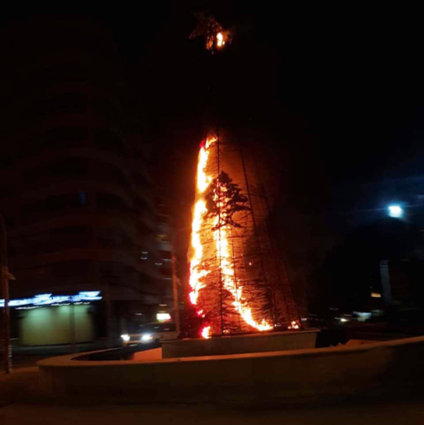 إحراق شجرة الميلاد وغرفة حرس مفتي طرابلس (صورة)