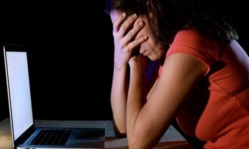 ثبّت كاميرا في غرفتها دون علمها... ثم بدأ بإبتزازها