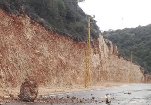 انهيارات أقفلت طريق اجدبرا بجدرفل جزئيا