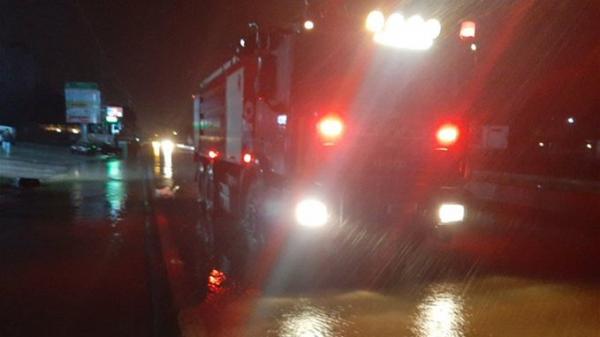 سيارات عالقة ومنازل غارقة بالمياه في عمشيت.. والدفاع المدني يتحرّك