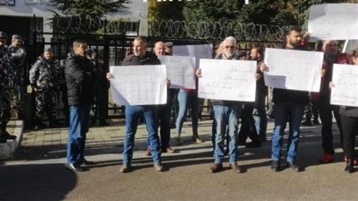 اعتصامات امام المصارف احتجاجا على السياسات المالية