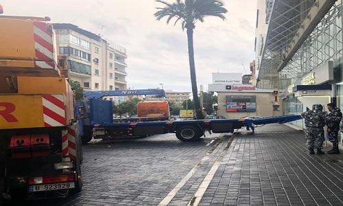 في صيدا: اقفال مدخل مصرف... برافعة وشاحنات