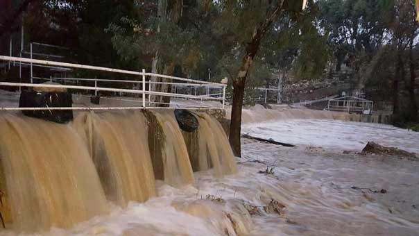 عدد ضحايا الفيضانات في إندونيسيا يصل إلى 53 شخصا
