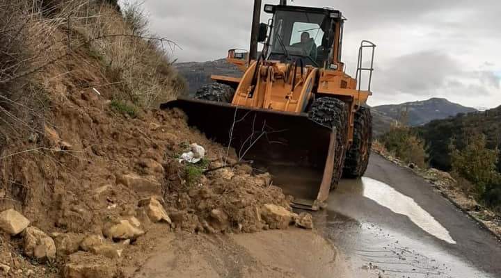 الدفاع المدني: جرف الأتربة التي أقفلت الطريق ما بين رشميا ومعصريتي