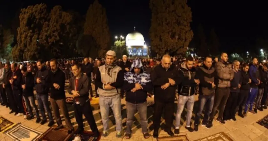 الالآف يؤدون صلاة "فجر الأمل" بالأقصى رغم عراقيل الاحتلال والأمطار