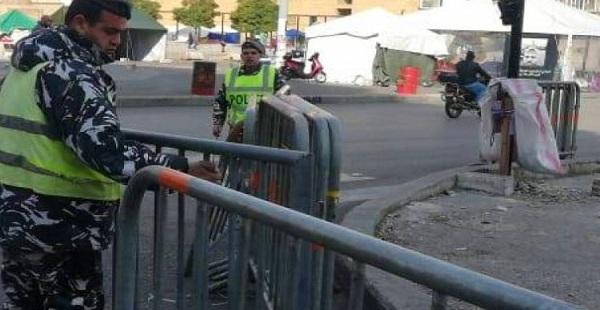 القوى الأمنية تعيد فتح ساحة الشهداء