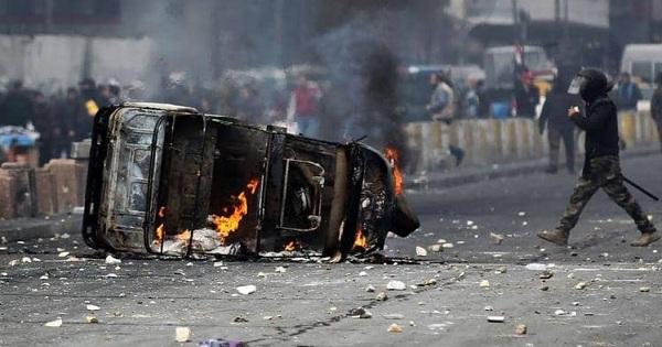 العراق.. جرحى في بغداد بمواجهات متظاهرين مع قوات الأمن