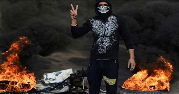شهود عيان: متظاهرون بينهم مسلحون يحتشدون لاقتحام ساحة الصدرين بالنجف