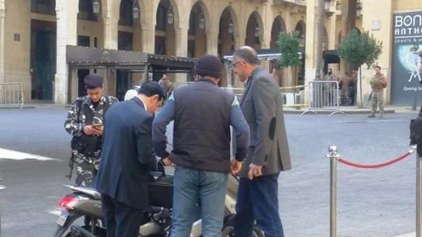 الوزير ميشال نجار يصل إلى مجلس النواب على دراجة نارية