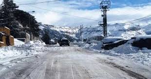 رش الملح في قضاء بشري لفتح الطرق