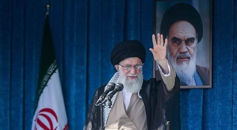 الإمام الخامنئي يوجه تحية الى الحرس الثوري ويشيد بأداء قواته