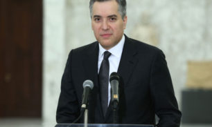 أديب في وضع لا يُحسد عليه