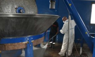 الكتيبة الإيطالية أجرت أعمال صيانة وتعقيم لمعصرة بلدية علما الشعب