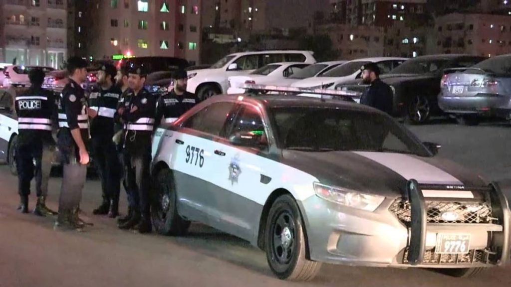 شاب يتجرد من إنسانيته ويحرق منزل والدته وهي بداخله.