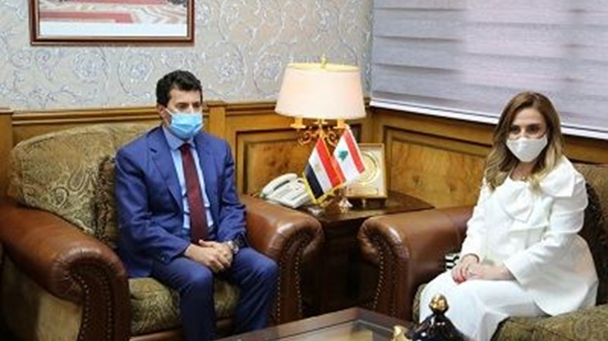 الوزير أشرف صبحي سلم نظيرته اللبنانية أوهانيان علم ووثيقة تنظيم المؤتمر الكشفى العربى الثلاثين 2022