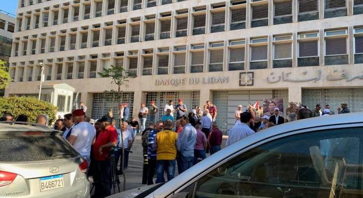 أهالي الطلاب في الخارج باتوا ليلتهم أمام مصرف لبنان