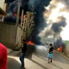 عناصر فوج الإطفاء في الدفاع المدني والجيش يسيطرون على حريق أنابيب النفط في سهل عكار