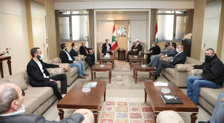 اللواء ابراهيم التقى وفدا من اهالي الموقوفين بالسجون وناقش معهم قضية العفو العام