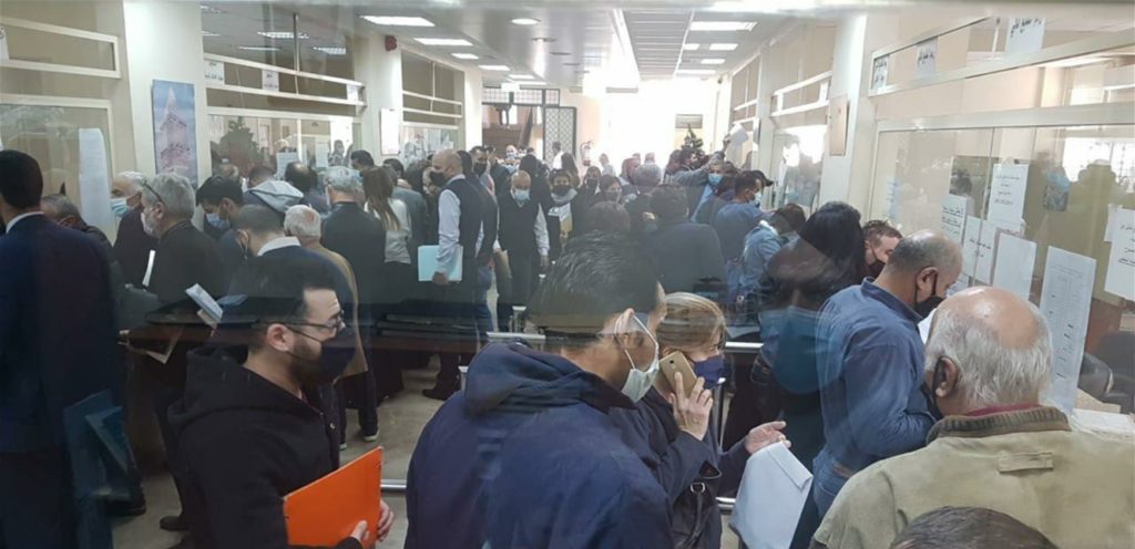 زحمة كبيرة للمواطنين في مالية بعبدا وسط غياب إجراءات التباعد الاجتماعي على الرغم من وضع المواطنين للكمامات