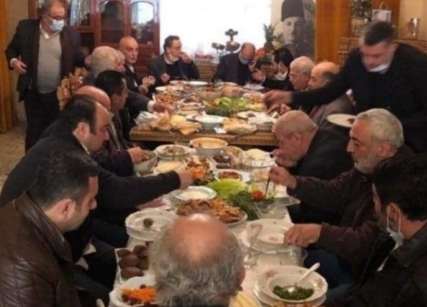 توضيح بعد انتشار صورة وزيري الصحة والاقتصاد على مأدبة