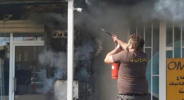 حريق على مدخل مبنى تجاري في سوق جبيل