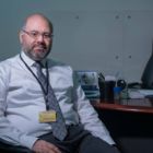 أبيض ينشر صورةً لبراد تخزين اللقاح: العد التنازلي بدأ