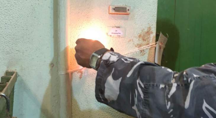 قوى الأمن: مداهمة مخازن محتكرة لمواد مدعومة بطرابلس وزغرتا والكورة وختمها بالشمع الأحمر