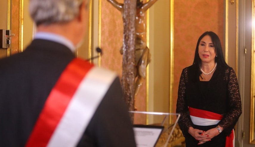 استقالة وزيرة خارجية بيرو وسط ضجة بشأن تلقيح مسئولين سرا