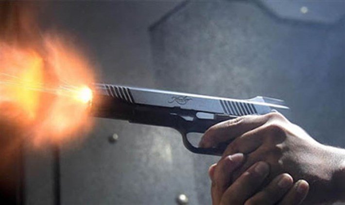 رموا مصاباً بطلق ناري في بطنه أمام طوارئ مستشفى دار الأمل ولاذوا بالفرار