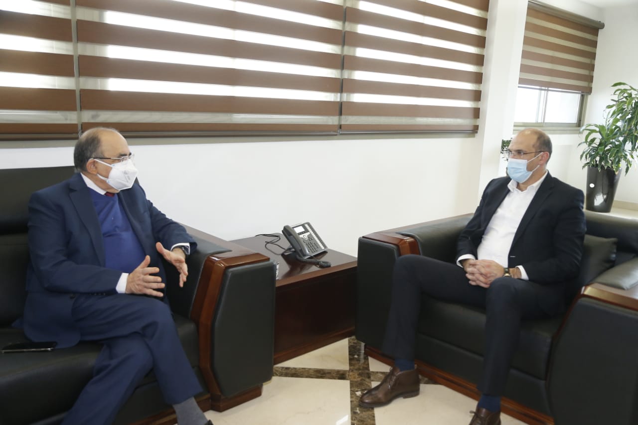 الوزير حسن بحث مع منيمنة في مبادرة مؤسسة التعاون توفير لقاحات للفلسطينيين