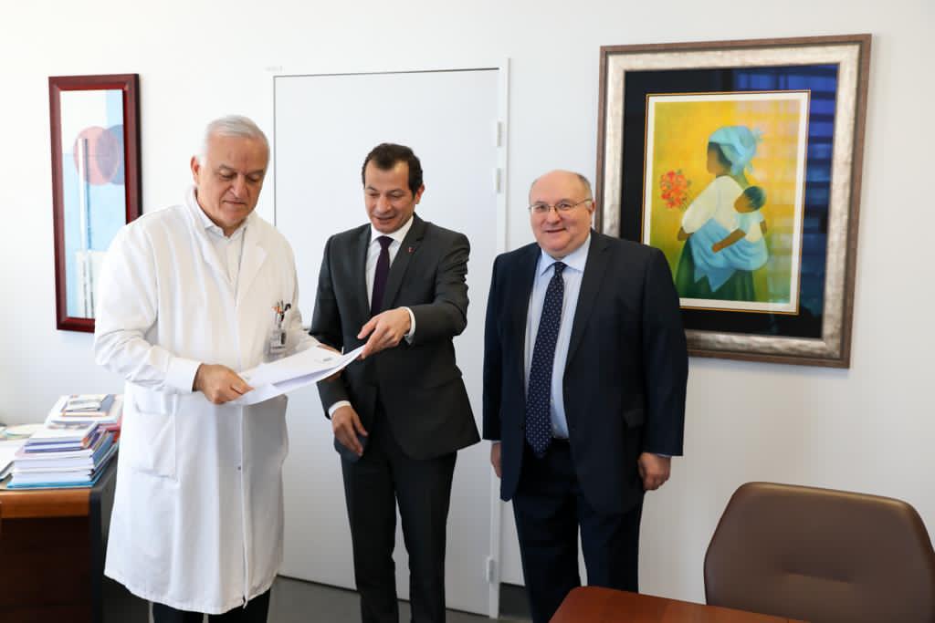 سفير لبنان في فرنسا يُهنئ البروفسور اللبناني جمال أيوبي على إنجازه الطبي الأخير