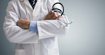 هذا المستشفى يحتجز رهينة ...