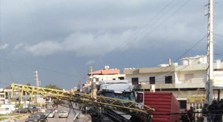 سقوط عمود كهرباء يقطع طريق الضنية ـ طرابلس