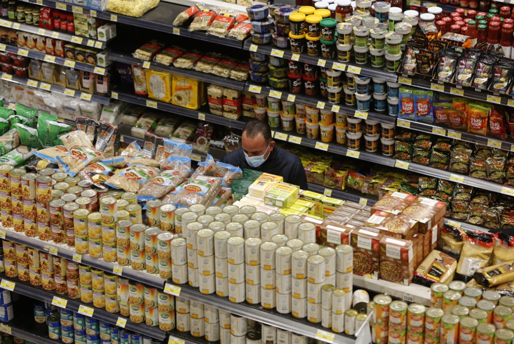 تجّار «يتسلبطون» على الناس: البيع بالدولار حصراً