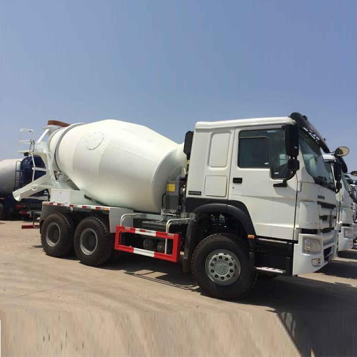 توقيف شاحنة اسمنت على اوتوستراد المنية احتجاجا على تدابير الشركة