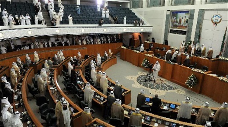 سر لافتة "ارحل" التي رفعت في البرلمان الكويتي ولمن وجهت