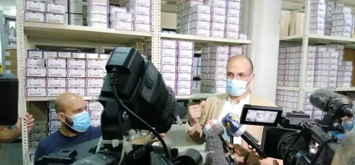 حسن يداهم في هذه الاثناء مستودعاً للمستلزمات الطبية في منطقة الحازمية