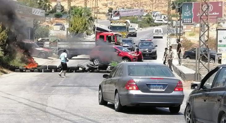 قطع طريق عام جسر العاصي وطريق مقنة بالاتجاهين احتجاجا على تردي الأوضاع