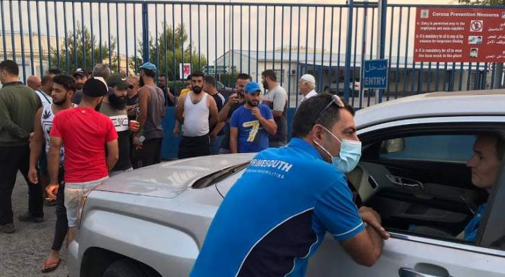 اعتصام أمام معمل دير عمار إعتراضا على التقنين الكهربائي