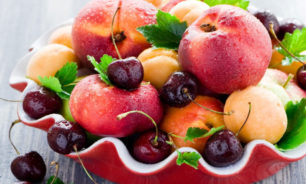 وزير الاقتصاد يحذر من تمادي بعض أصحاب المؤسسات التجارية بعدم خفض الأسعار مع انخفاض سعر الصرف